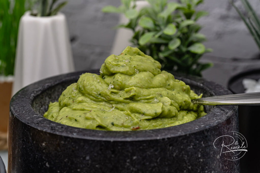 Cremige Guacamole mit Salzflocken im Steinmörser – mein Guacamole Rezept nach Chipotle-Art