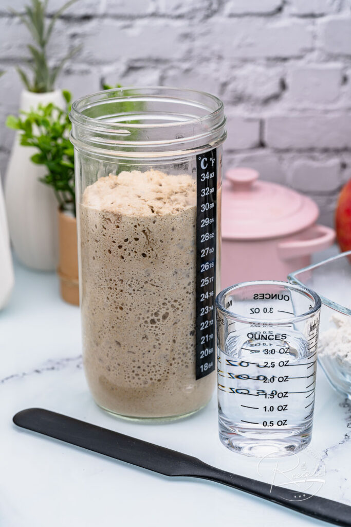 Aktiver Roggensauerteig im Glas mit Thermometer – die Basis für das Nordländer-Vollkornbrot