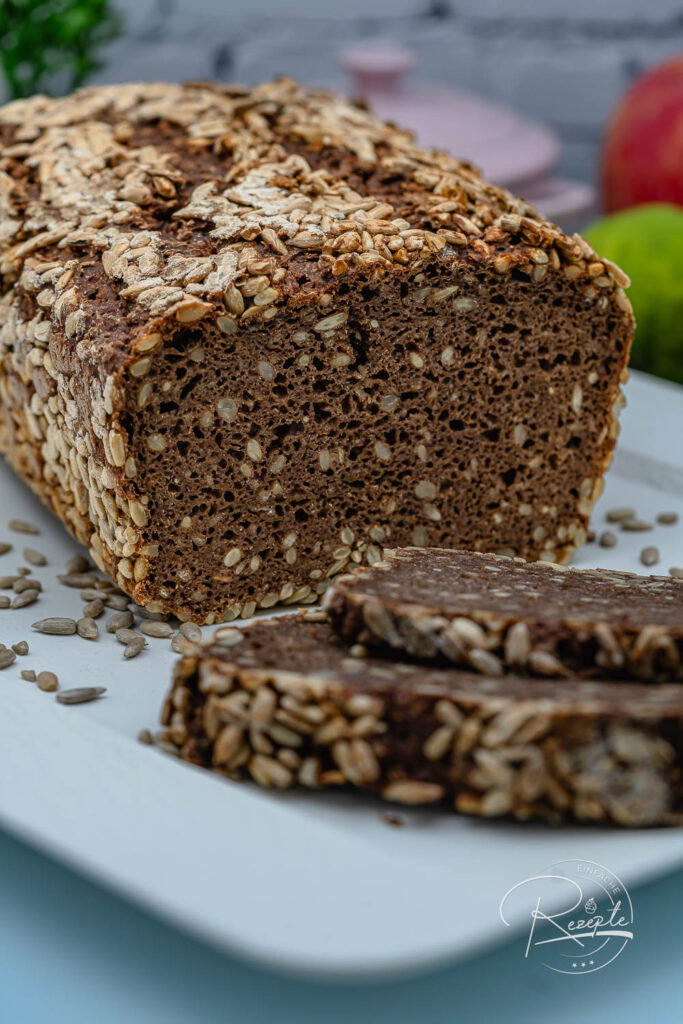Nahaufnahme der saftigen Krume des Kreuzfahrtbrots mit vielen Sonnenblumenkernen
