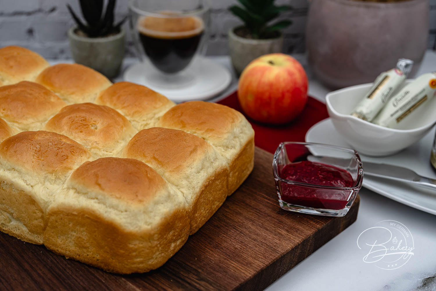 Weiche Dinner Rolls dicht an dicht in der Backform, goldbraun gebacken