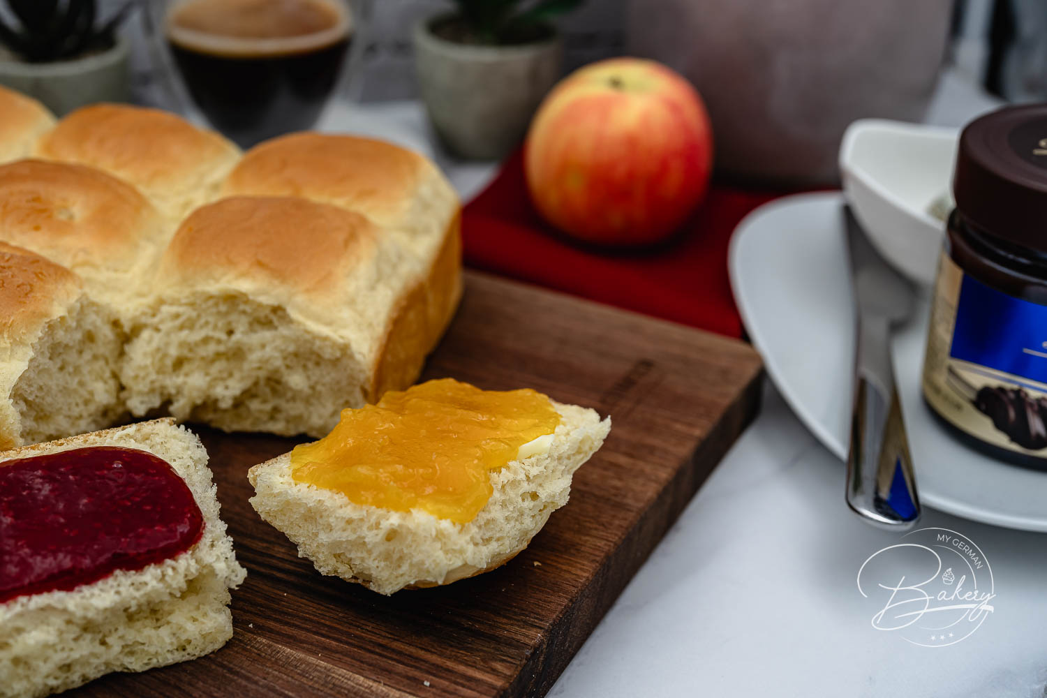Frisch gebackene Dinner Rolls in der Auflaufform, mit Butter bestrichen