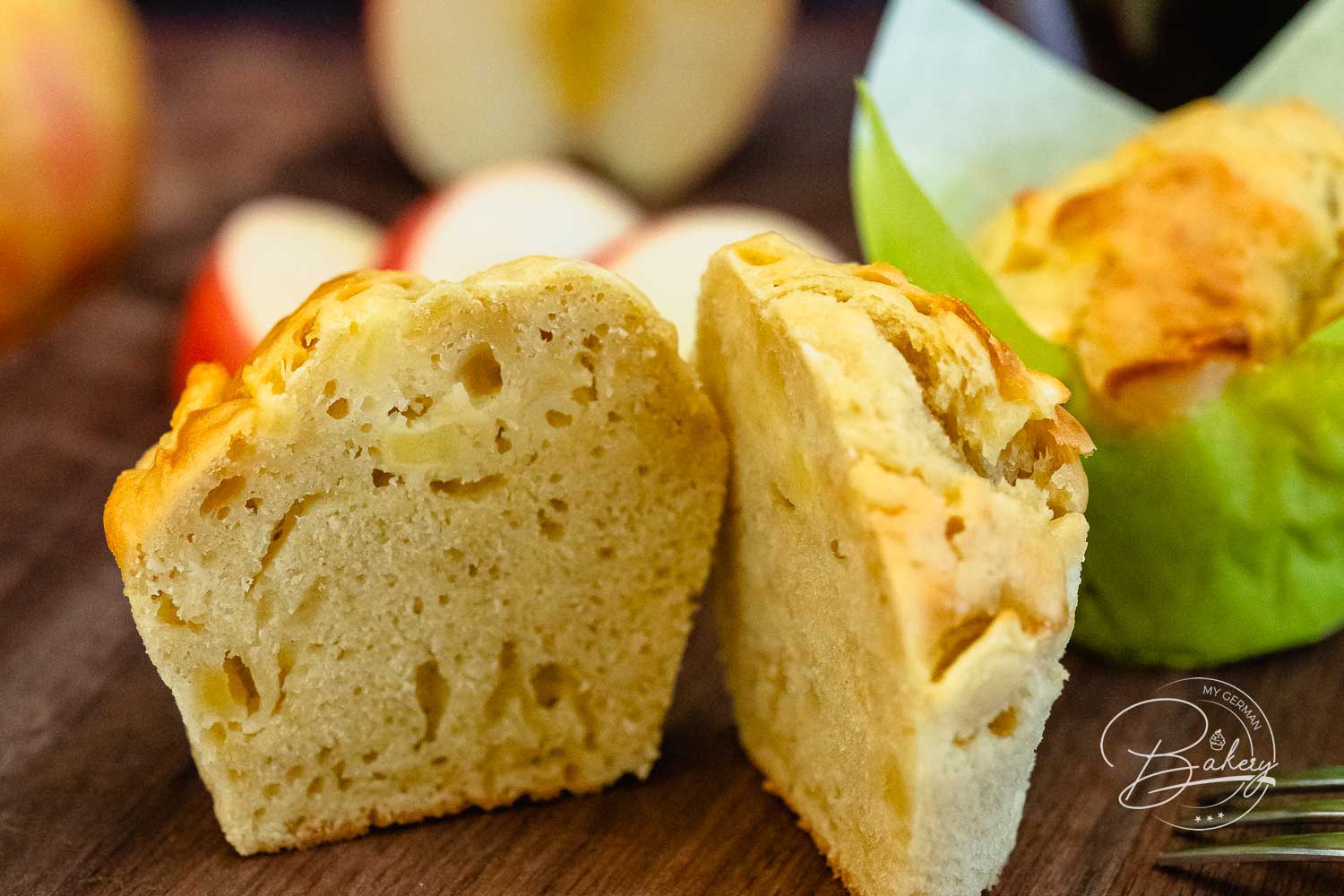 Nahaufnahme der lockeren Krume frisch gebackener Apfel-Muffins mit kleinen Apfelstückchen