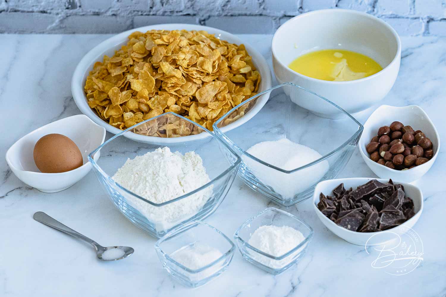 Zutaten für die Cornflakes-Kekse: Cornflakes, Mehl, Zucker, Ei, Butter, Nüsse und Schokolade
