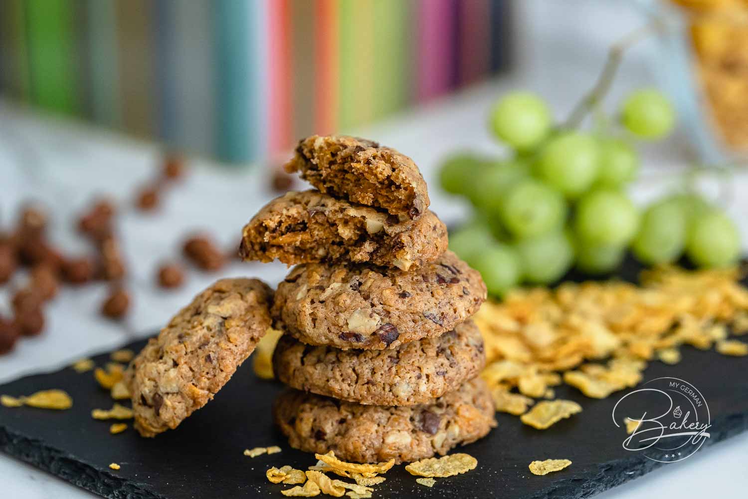 Kekse mit Schokolade und Cornflakes an der Kante der Schieferplatte