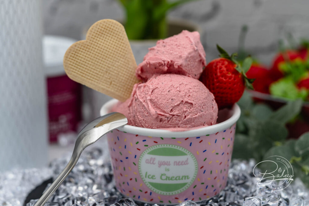 Schnelles und einfaches Erdbeer-Joghurt Eis Rezept für leckeres Speiseeis in wenigen Minuten. Cremiges Erdbeer-Eis als Frozen Yoghurt Variante