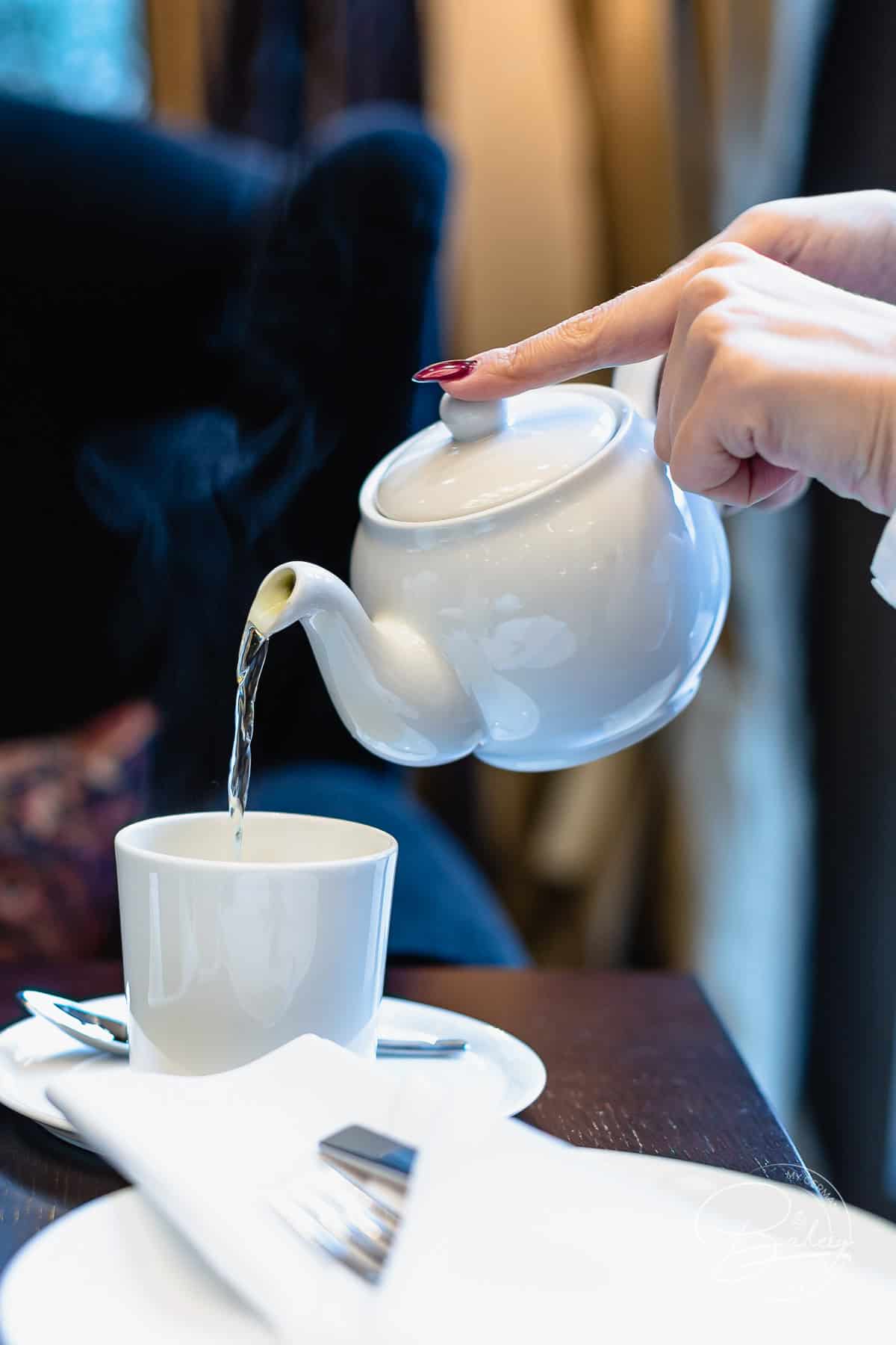 High Tea Ceremony - Kempinski Hotel Frankfurt - Afternoon Tea K-Lounge - Entspannung in der K Lounge im Kempinski Hotel Frankfurt Gravenbruch in der K-Lounge zur High Tea Ceremony. Tradition im Kempinski Frankfurt mit Scones and clotted cream