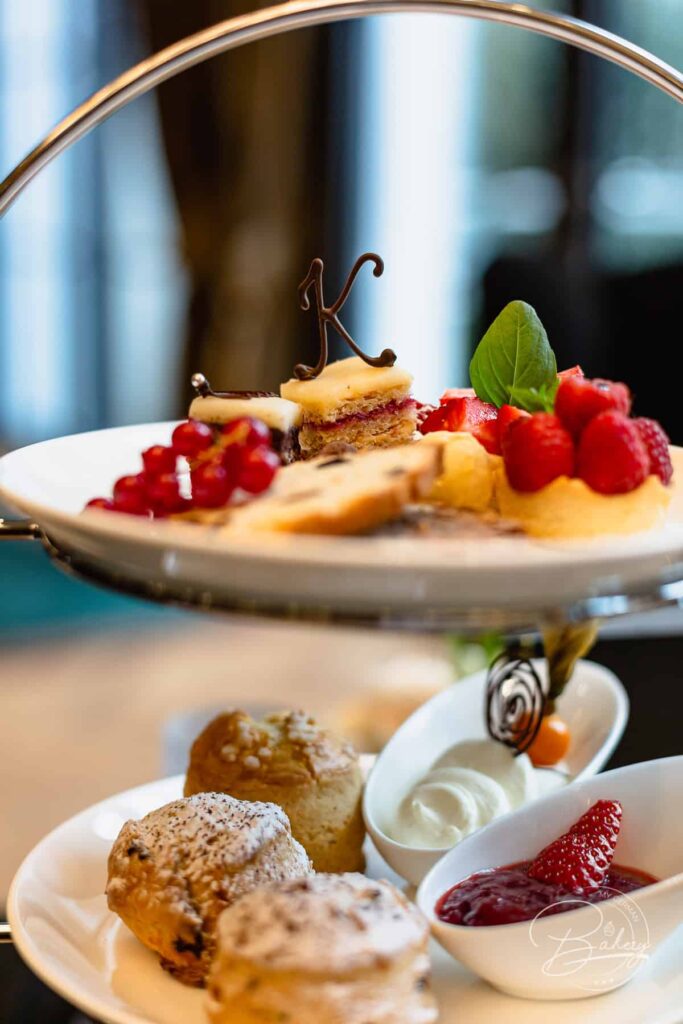 High Tea Ceremony - Kempinski Hotel Frankfurt - Afternoon Tea K-Lounge - Entspannung in der K Lounge im Kempinski Hotel Frankfurt Gravenbruch in der K-Lounge zur High Tea Ceremony. Tradition im Kempinski Frankfurt mit Scones and clotted cream