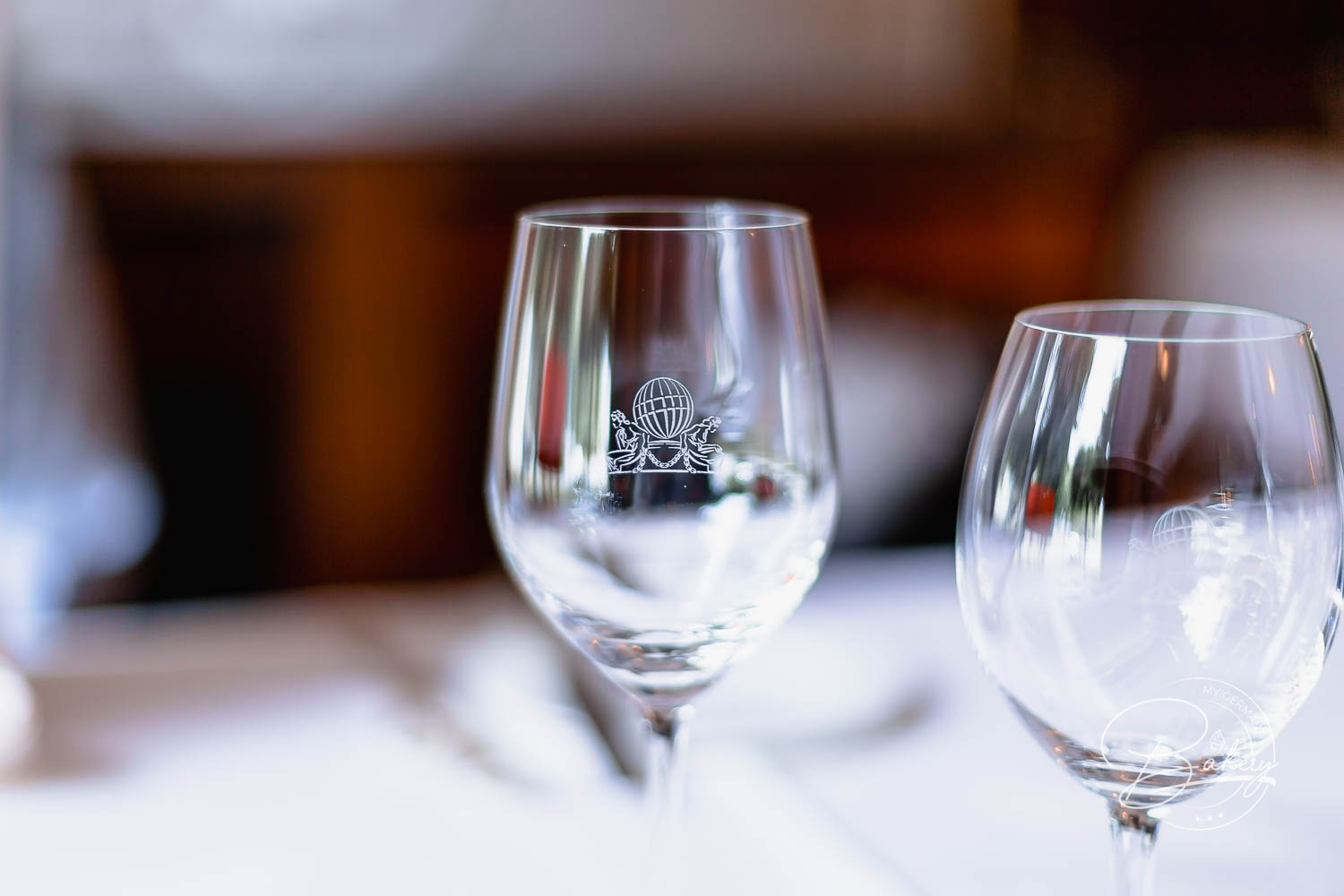 Weingläser mit graviertem Logo im Atlantic Restaurant, wo die Hummersuppe serviert wird
