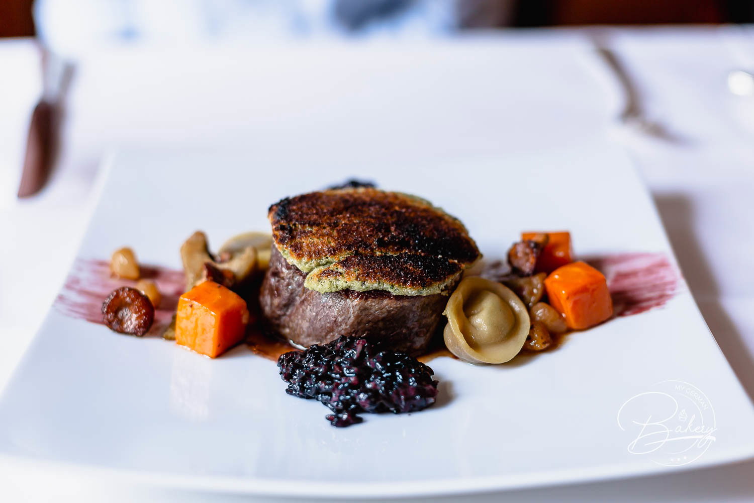 Rinderfilet Rossini mit Gemüse und Pilzen als Hauptgang nach der Hummersuppe