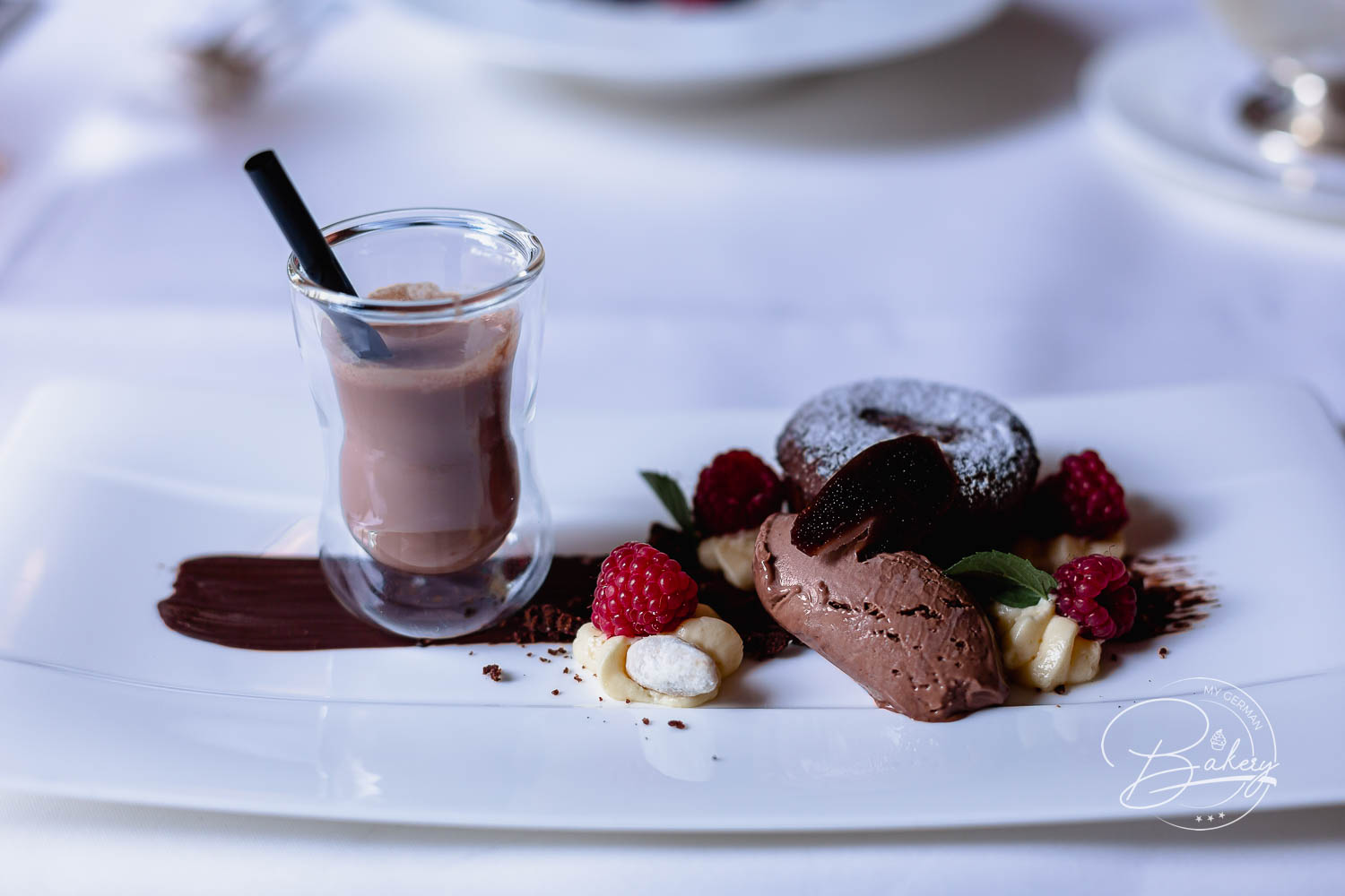Schokoladendessert mit Mousse, Küchlein und Himbeeren zum Abschluss des Menüs mit Hummersuppe