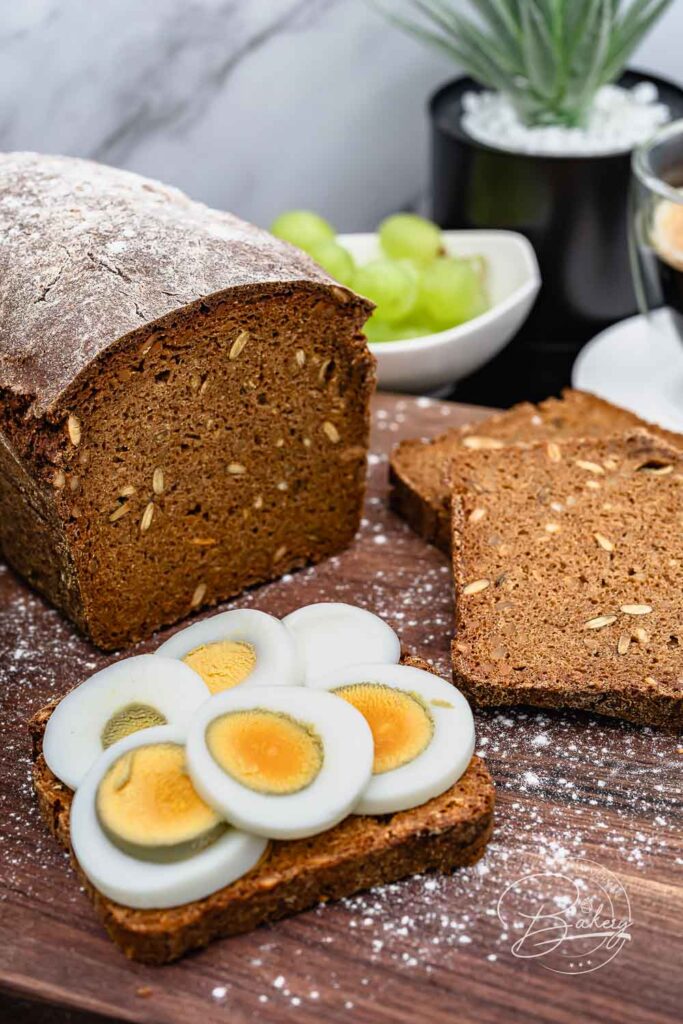 Vollkornbrot Rezept mit Roggenschrot und Rübenkraut
