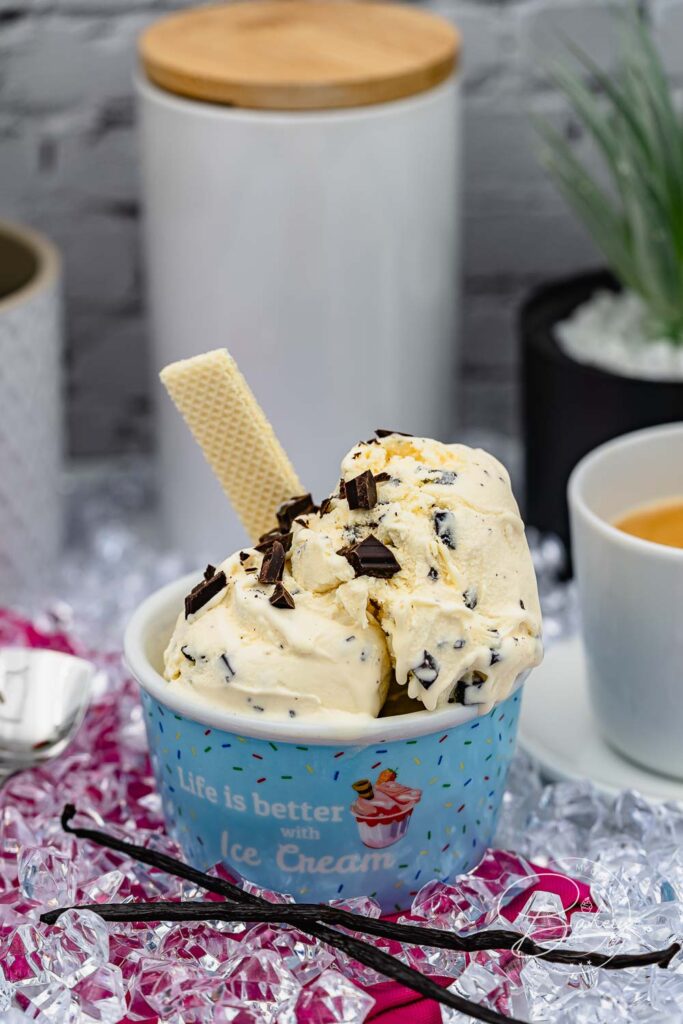 Stracciatella Eis Rezept – Vanille Eis mit Schokolade