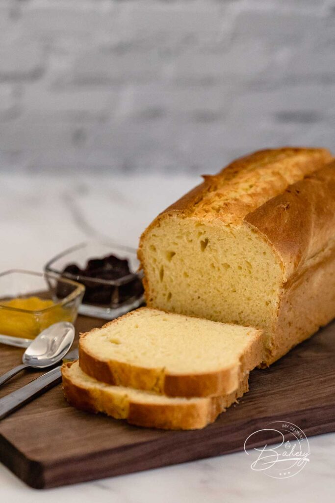 Einfacher süßer Stuten - Brot Rezept - Leckeres Brot schnell selbstgemacht - gelingt immer - wie beim Bäcker - frisch selbst gebacken - Sonntagsfrühstück - Stuten und süßes Weißbrot - Rezept für einfachen süßen Stuten als Brot Rezept. Leckeres süßes Brot schnell gebacken. Zutaten: Mehl, Zucker, Milch, Eier, Hefe, Butter