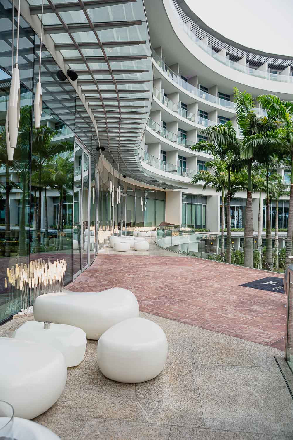 Das W Hotel Sentosa Cove in Singapur Hotel Sentosa Island. Gut erreichbar von der Innenstadt liegt das Luxushotel mit großem Pool & Spa, Bar,