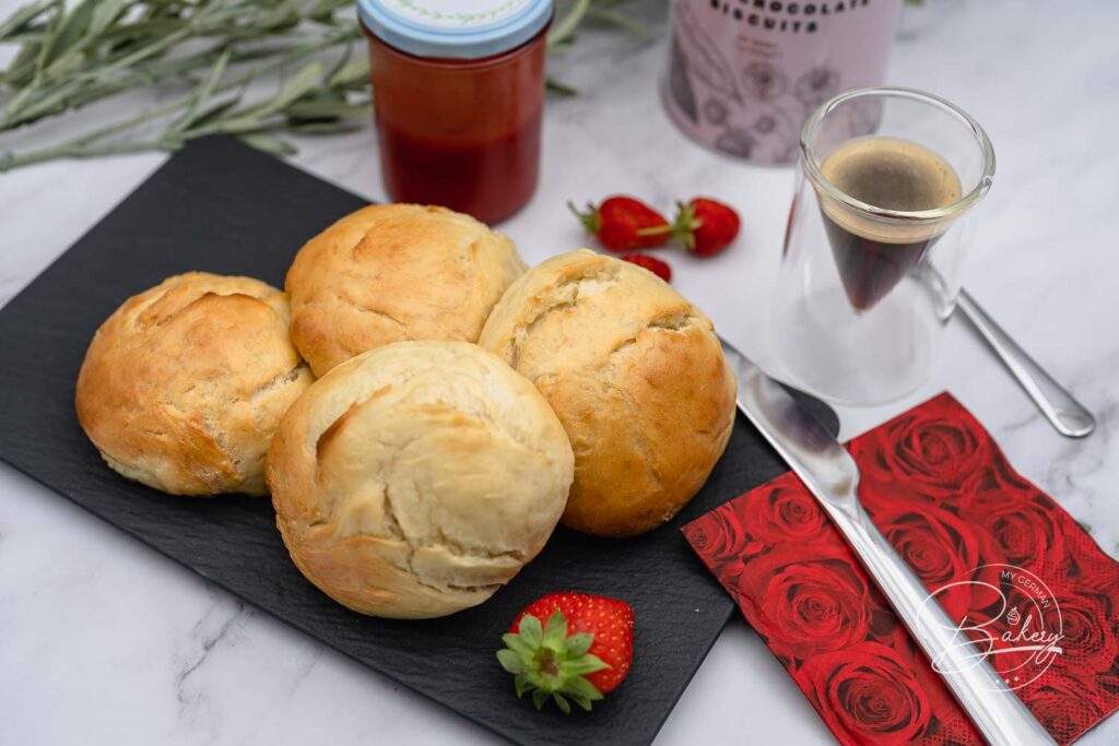 Leckere Milchbrötchen - bestes einfaches Brötchen Rezept für weiche Brötchen und Mürbchen - Rezept Milchbrötchen - einfache Mürbchen selber machen - schnelles Rezept für weiche Brötchen mit Joghurt