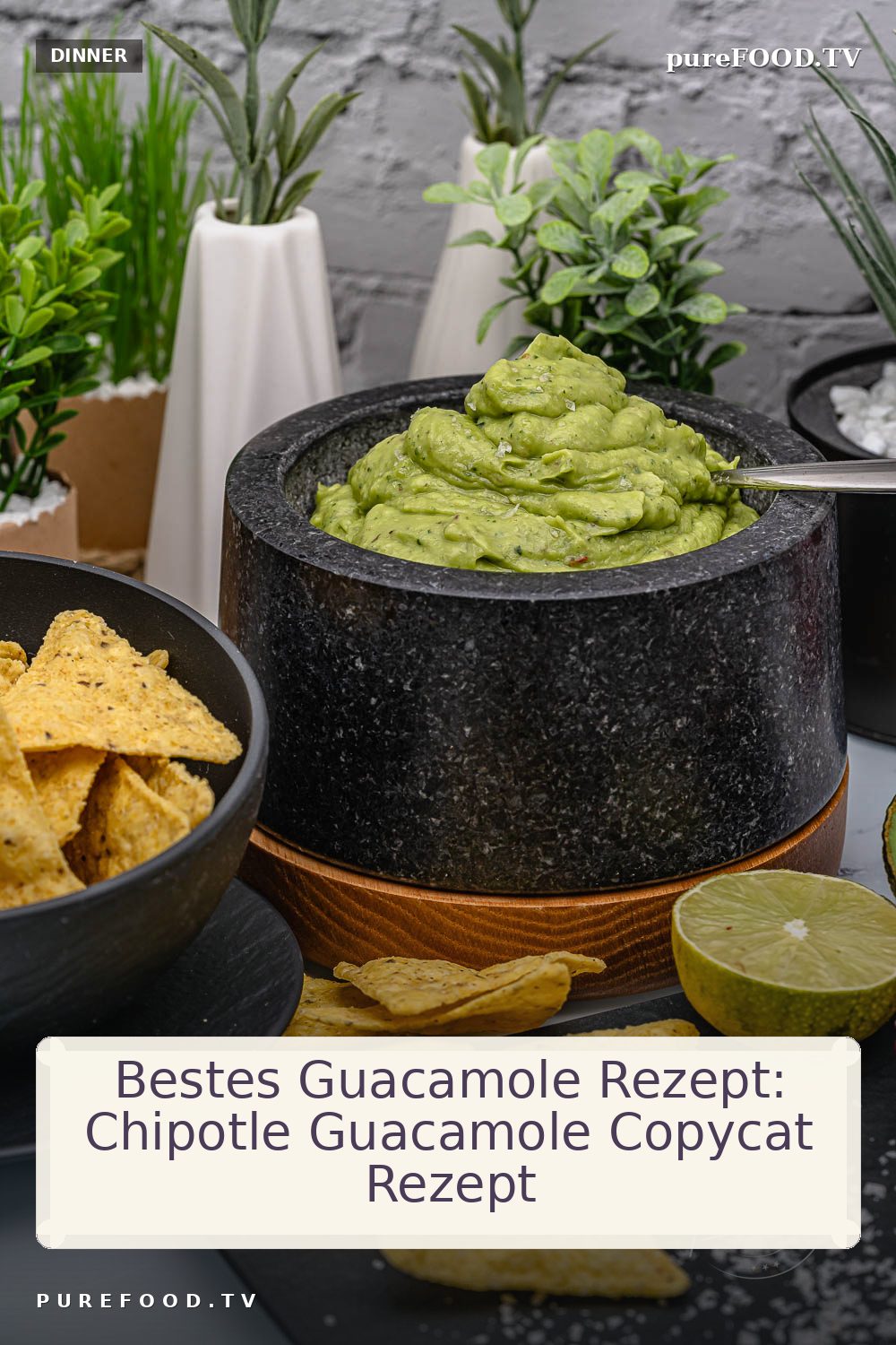 Leckere Guacamole passt immer – ob auf ein frisches Vollkornbrot, gemeinsam mit leckeren Tacos oder wer es auch besonders mag zu schönen Pommes-Frites oder einem leckeren und frischen Burger. Das beste Rezept hat meiner Meinung nach die Food-Kette Chipotle und dieses Rezept kommt sehr dicht ran.
