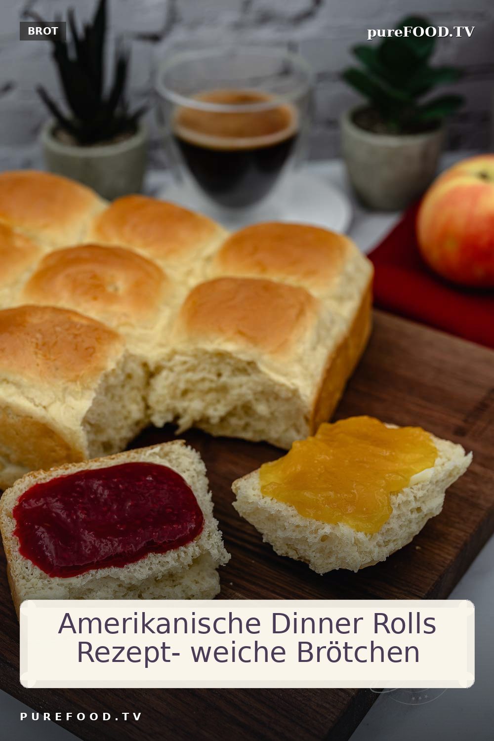 Wenn man an ein Sonntagsfrühstück denkt, darf der leckere und weiche Stuten natürlich nicht fehlen, doch eine neue Besonderheit sind die kleinen, fast mundgerechten, Brioche Buchteln – keine ganze Buchtel, kein Brioche Brot – sondern eine Mixtur aus zwei der leckersten und besten Frühstücksbrote, die auf beim Sonntagsfrühstück einfach nicht mehr fehlen dürfen. Traditionelle Amerikanische Dinner Rolls, die zum Steak genauso gut, wie zu Nudeln schmecken.