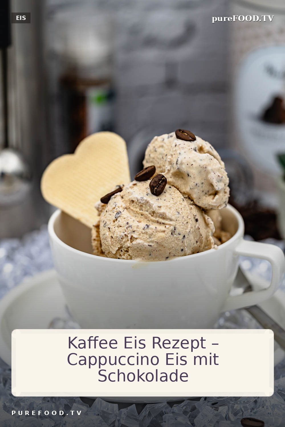 Die perfekte Kombination aus Eis und Kaffee für Kaffeetrinker ist unser Kaffee Eis Rezept, für alle, die auch gerne Cappuccino oder Eiskaffee trinken. Eine leckere Eiscreme mit Kaffee und auf Wunsch mit Schokoladenstücken. Knackig und cremig kombiniert mit leckerem Espresso Kaffee aus unserer Kaffeemaschine für bestes Kaffee Eis und Cappuccino Eis.
