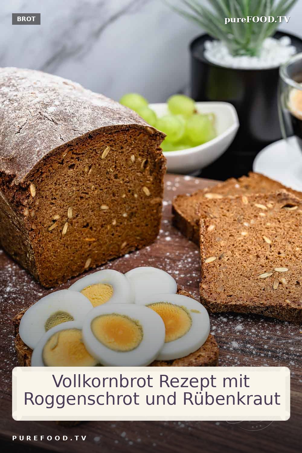 Richtig dunkles Schwarzbrot als Vollkornbrot Rezept mit Roggenschrot und Rübenkraut oder Zuckerrübensirup. Dunkles Brot, das an Pumpernickel Brot erinnert und etwas mehr Zeit durch Quell und Backphasen benötigt, ohne kompliziert zu sein.