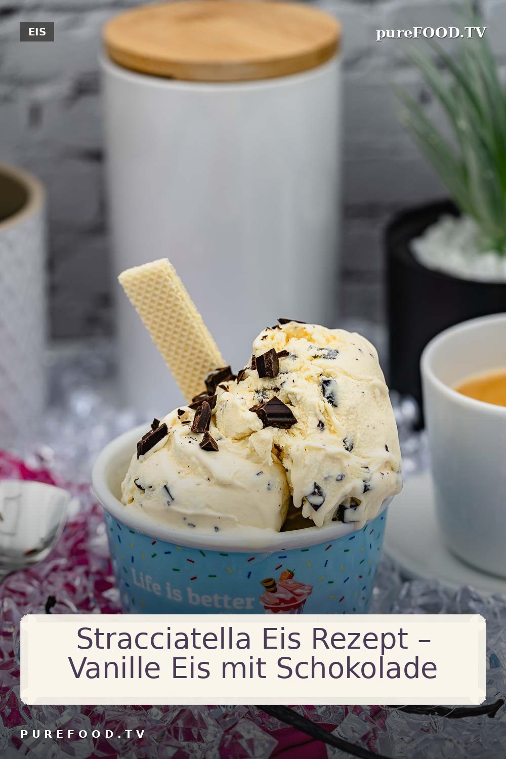 Leckere Eiscreme mit Schokoladenstücken macht man am besten selbst mit unserem Stracciatella Eis Rezept oder Vanille Eis mit Schokolade. Knackig und cremig kombiniert mit leckerem Vanilleeis und Schokostückchen Eis. Dunkle Schokosplitter in unserem cremigen Stracciatella Eis Rezept.