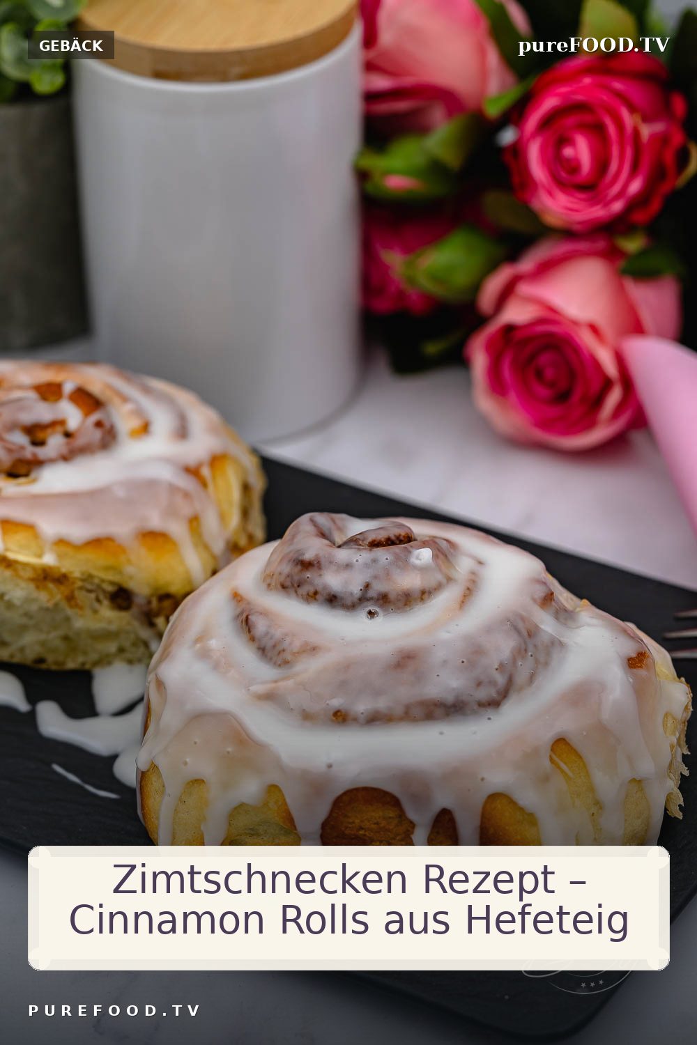 Unser bestes Rezept für leckere Zimtschnecken und weiche Cinnamon Rolls aus luftigem Hefeteig mit Zimt und Zuckerguss-Glasur. Hefe Zimtschnecken, die man zu jeder Jahreszeit gerne isst. Zimtschnecken Rezept das als Cinnabon Copycat Rezept durchgeht für leckere Cinnamon Rolls.