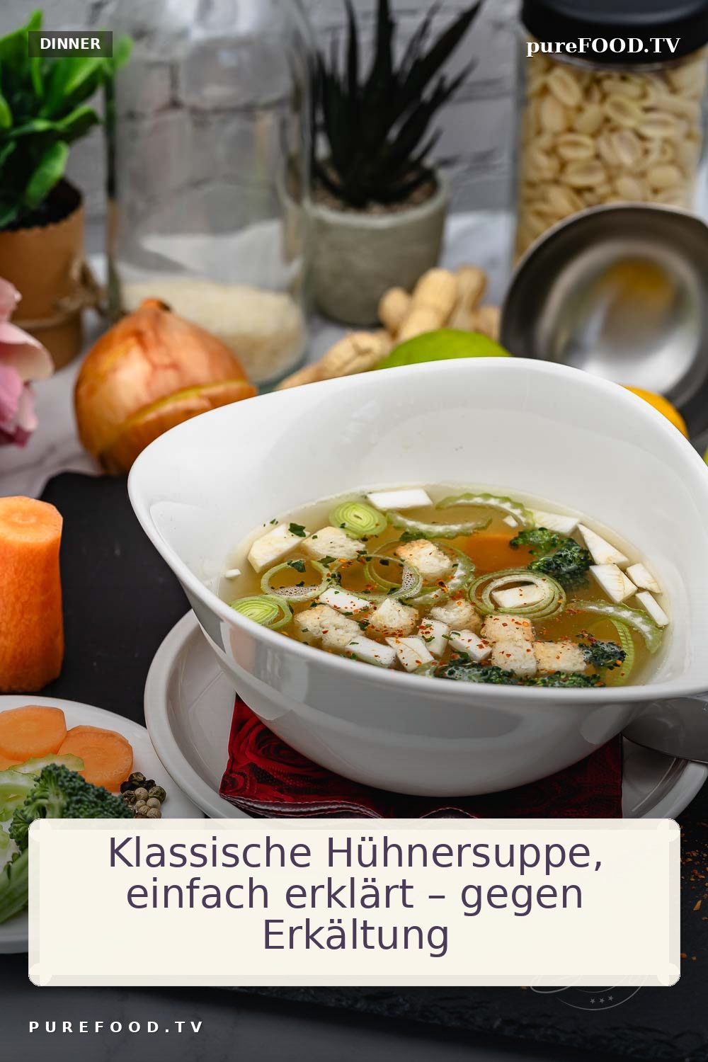 Eine Hühnersuppe gilt schon seit Generationen als das perfekte Hausmittel gegen Erkältungen, eine verstopfte Nase und Halsschmerzen, doch die klassische Hühnersuppe wird auch immer häufiger wieder als Vorspeise zu einem Festessen, wie Ostern oder Weihnachten serviert. Wir verraten dir ein ganz einfaches Rezept.