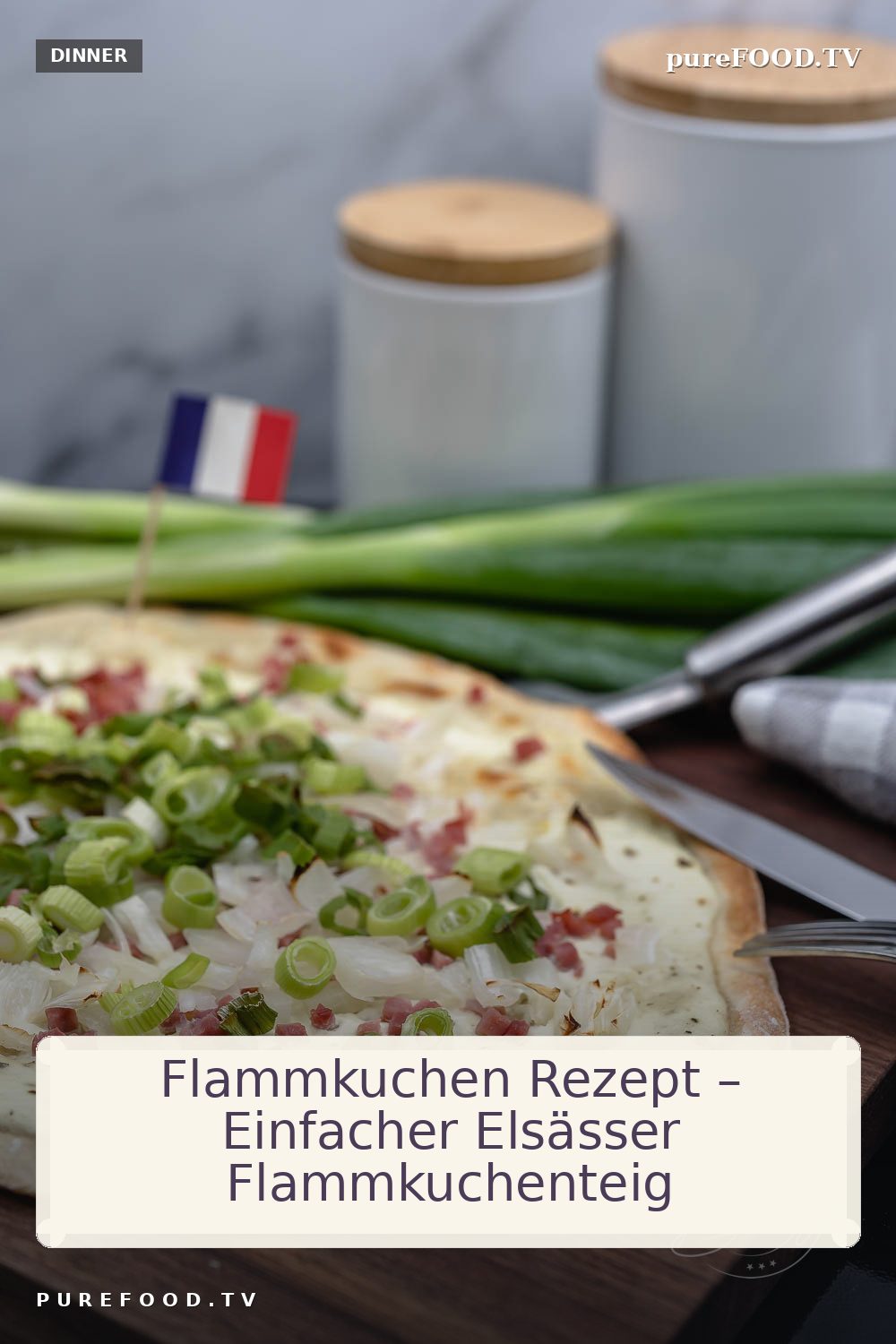 Schnelles und leckeres Flammkuchen Rezept für einfachen Elsässer Flammkuchen mit Speck, Zwiebeln und Schmand. Wir haben auf den knusprigen Flammkuchenteig zusätzlich Lauchzwiebeln gelegt, allerdings kann man den Flammkuchen nach Original Rezept aus dem Elsass auch ohne backen. Schnell fertig und richtig lecker ist unser Rezept geworden.