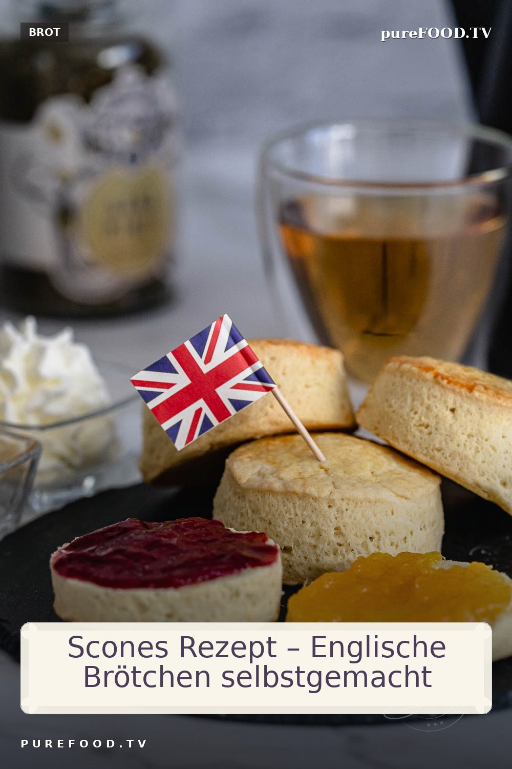 Schnelle und leckere Scones, die britischen und englischen Brötchen, mit unserem beliebten Scones Rezept einfach selbstgemacht. Einfache Zutaten für den nicht so süßen Mürbeteig und super schnell stehen die fertigen Scones zur Tee Zeit und Tee Zeremonie auf dem Tisch. Scones wie bei der Queen zur Tea Ceremony mit Marmelade und Clotted Cream.