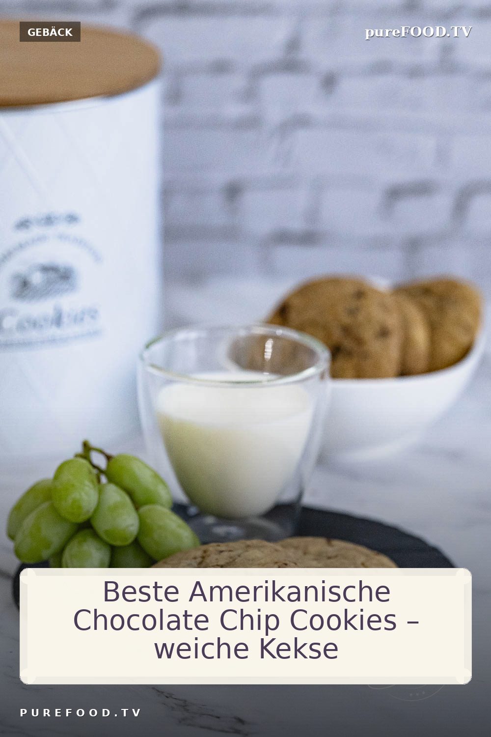 Leckere amerikanische Kekse aus unserem traditionelle beste amerikanische Chocolate Chip Cookies Rezept mit Schokolade bzw. Schokoladenstückchen, die schnell gemacht sind und extra weich sind. Genau mit diesen Kekse fülle ich immer wieder meine schönen Keksdosen. Schokolade geht wirklich immer und am besten in leckreren weichen Keksen aus Amerika.