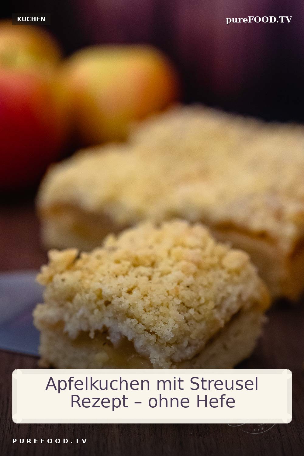 Einfach und schnell gemacht, ist dieses Rezept für Apfelkuchen mit Streusel und Apfelmus oder frische Äpfel. Ohne Wartezeiten und ohne mühsam Äpfel zu schälen im Backofen und schmeckt unser Apfelkuchen Rezept richtig lecker, weich und durch die Streusel auch leicht knusprig.