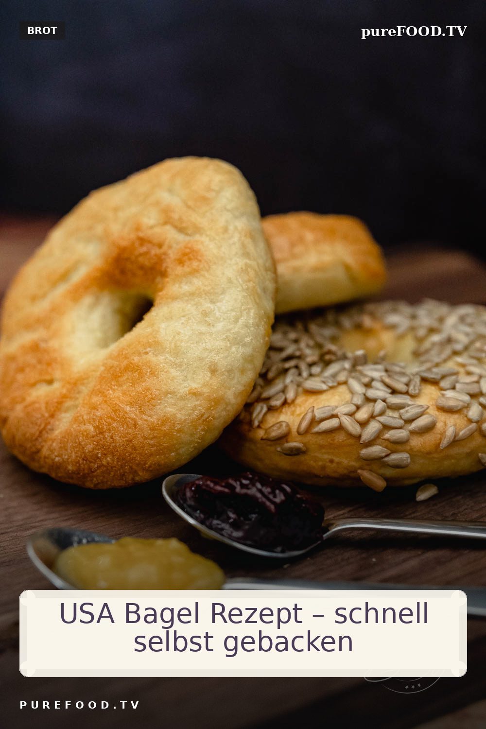 Einfache Anleitung zum Bagel Rezept um Bagel selber backen zu können – frisch zum Frühstück oder Mittag unterschiedlich belegt. Immer frisch und soft mit glatter Oberfläche und natürlich mit dem traditionellen Loch im Brötchen, bzw. USA Bagel.