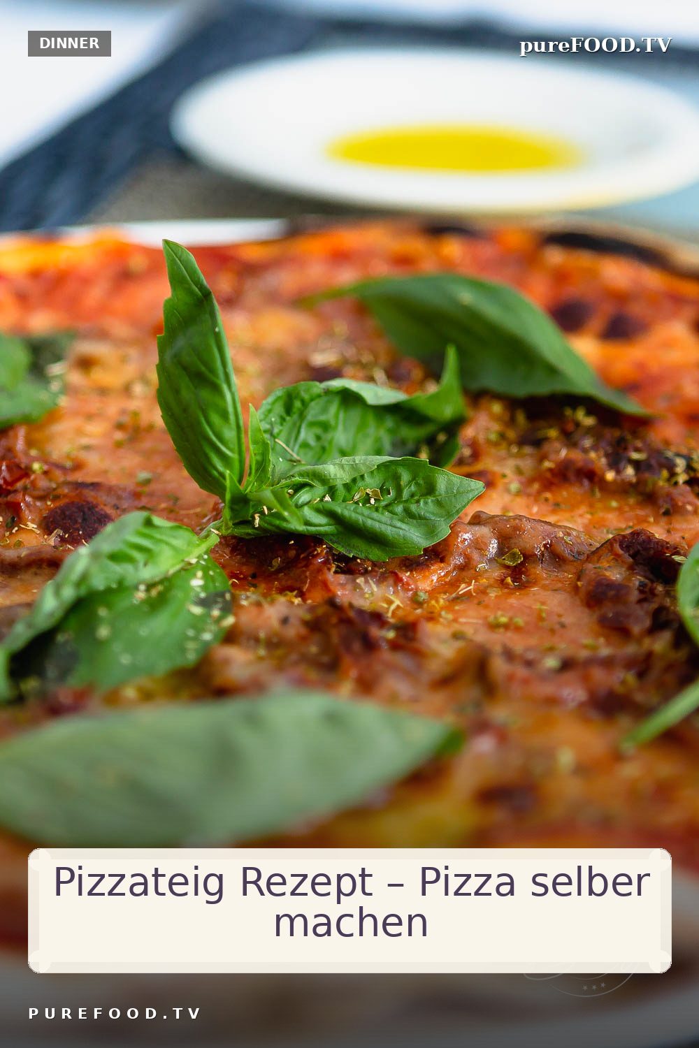 Traditionelles Rezept für Pizzateig mit Hefe als Pizza Rezept für luftige selbst gemachte Pizza. Leckere italienische Pizza selbst gemacht und nach eigenen Wünschen belegt. Luftige Hefeteig Pizza für besonders leckeren Geschmack.