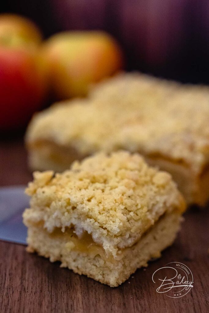 Apple cake with crumble recipe without yeast 