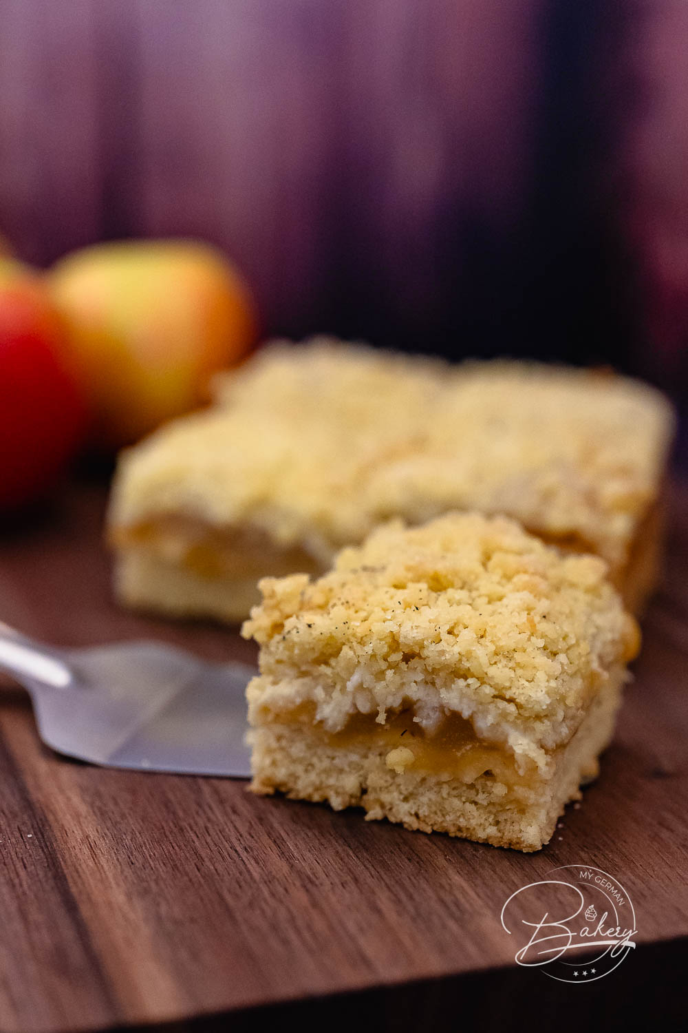 Simple apple cake with crumble recipe without yeast - apple cake and crumble cake with applesauce - without yeast very simple and fast - fresh apples - apple cake recipe without yeast with crumble - quick and easy with shortcrust pastry - Quick and easy apple cake with crumble recipe for a crumble cake with applesauce instead of apples. Fruit cake without milk and without yeast for