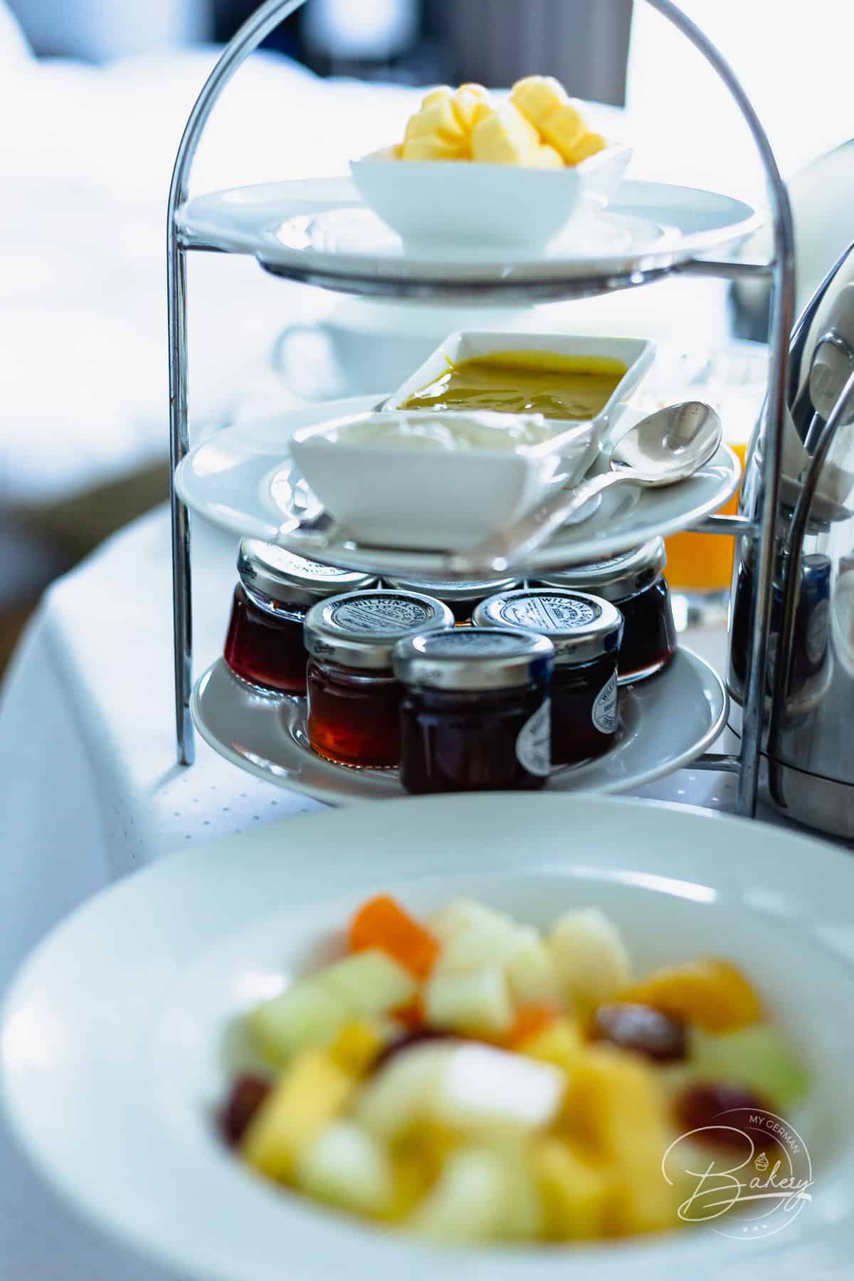Inroom-Dining im Hotel Atlantic Kempinski Hamburg - Frühstück & Dinner - Inroom-Dining im Luxushotel Kempinski Hotel Atlantic in Hamburg. Ein Blick auf die Alster, ein schönes Frühstück, ein tolles Abendessen - Erfahrungen