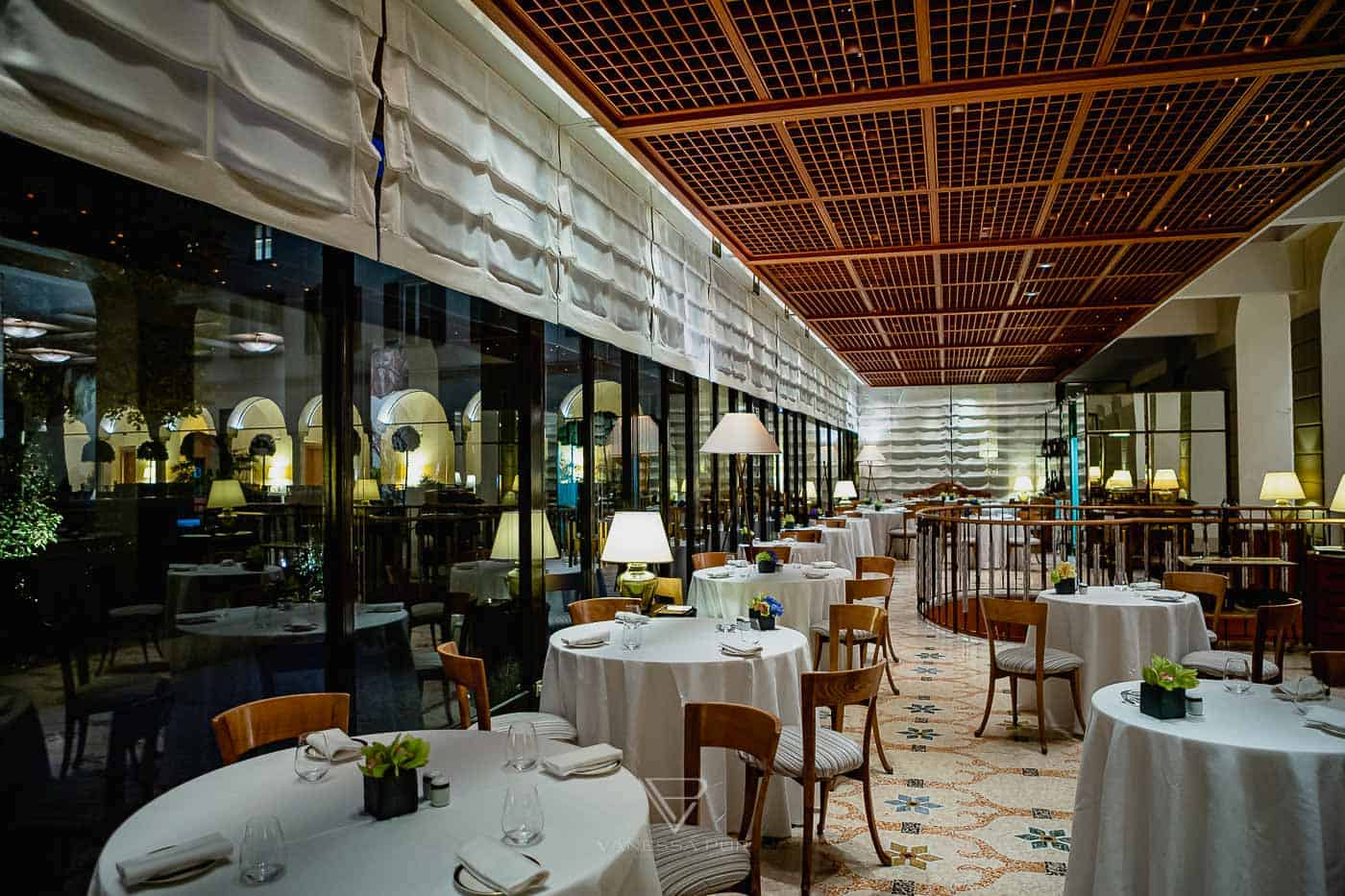 Four Seasons Hotel Mailand - Erfahrung & Eindruck - Eindruck vom Luxushotel Four Seasons Hotel Mailand in der Via Gesù in Milan. Mitten in der Innenstadt mit Luxus-Wellness, Bar und Shopping.