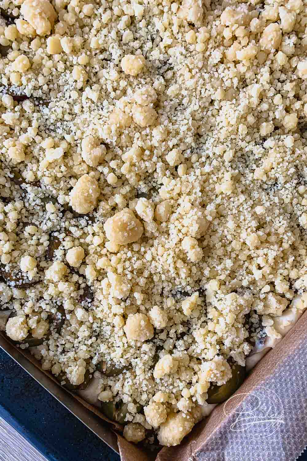Plum crumble cake recipe - plum cake with yeast - Best plum cake as yeast cake - plum cake with yeast and crumble - perfect for summer - Delicious yeast cake recipe for plum crumble cake, plum cake with crumble. Quick, easy, step by step, plum cake.