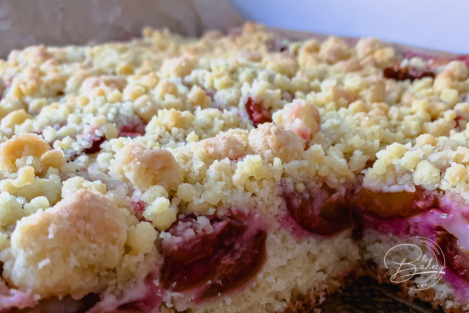 Plum crumble cake recipe - plum cake with yeast - Best plum cake as yeast cake - plum cake with yeast and crumble - perfect for summer - Delicious yeast cake recipe for plum crumble cake, plum cake with crumble. Quick, easy, step by step, plum cake.