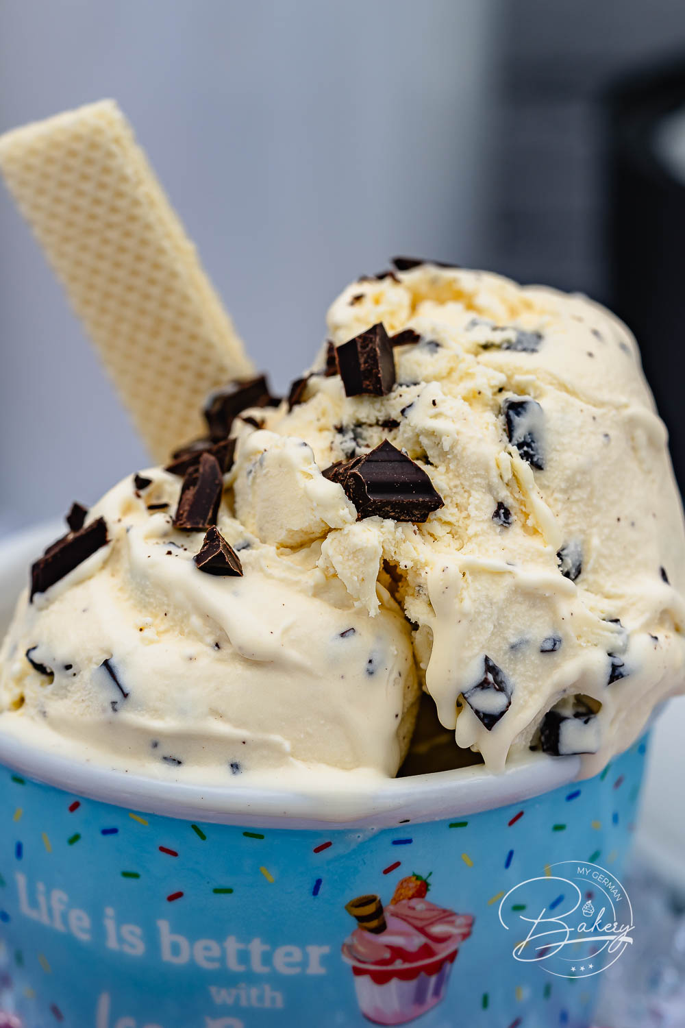 Creamy stracciatella ice cream recipe as aromatic vanilla ice cream with chocolate or chocolate chips for crunchy vanilla ice cream as ice cream