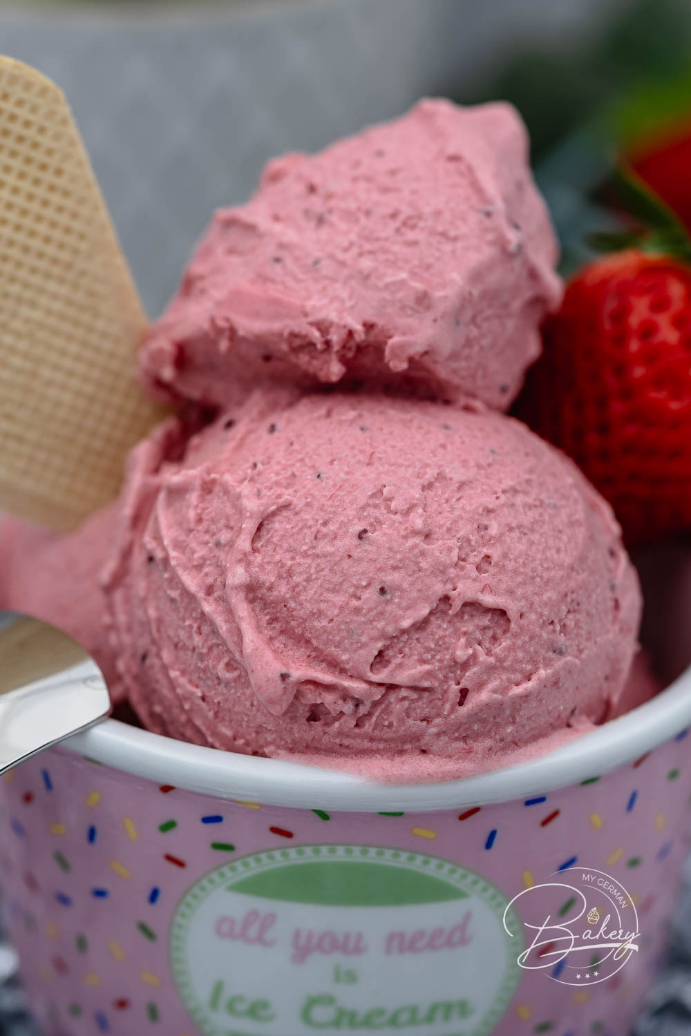 Quick and easy strawberry yogurt ice cream recipe for delicious ice cream in just a few minutes. Creamy strawberry ice cream as a frozen yogurt