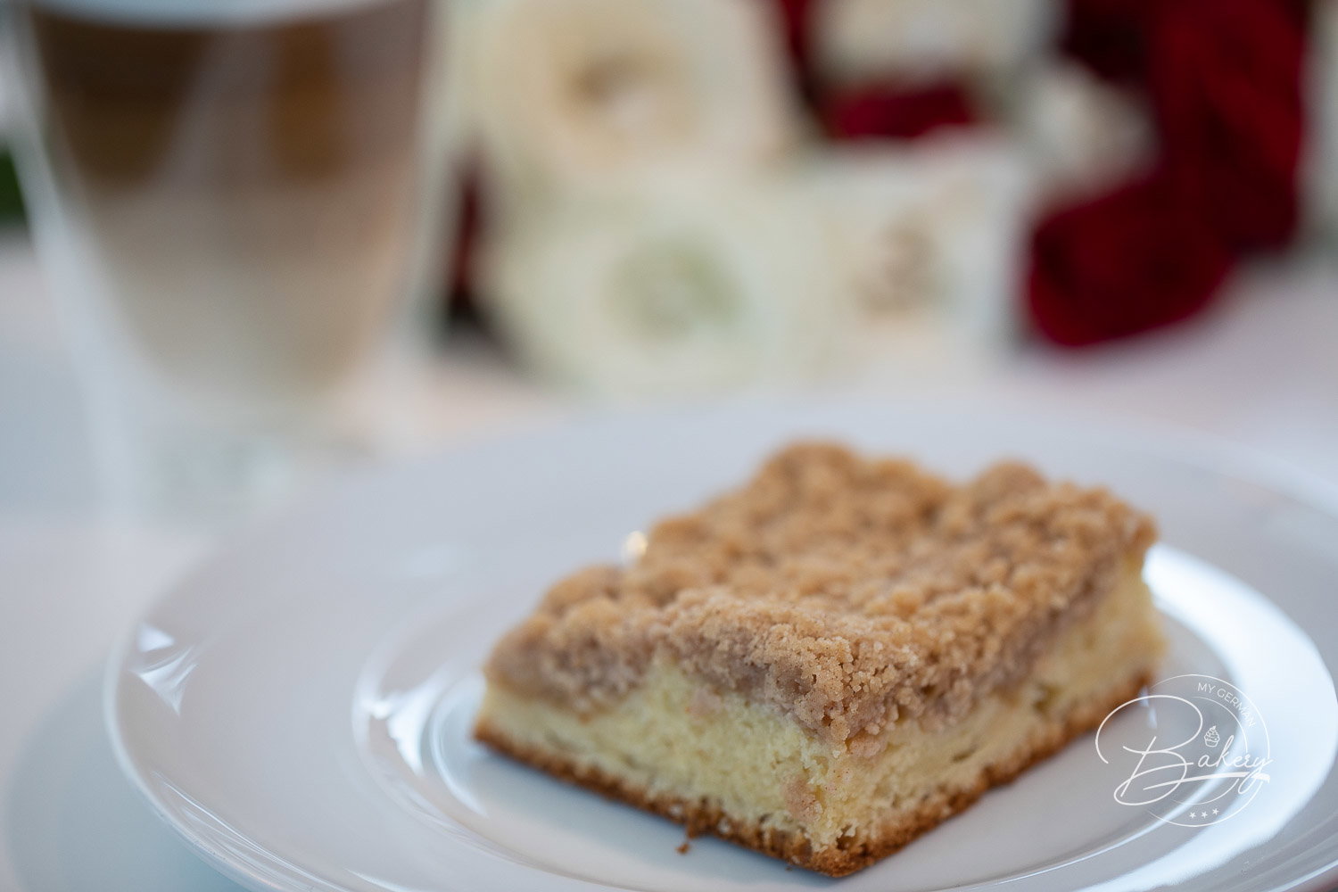 Yeast cake with apple - sheet cake recipe with crumble - recipe yeast cake with apple sauce - crumble cake baking - Easy recipe for yeast cake with apple sauce and crumble cake as apple cake recipe. Apple cake as a sheet cake and yeast cake recipe with cinnamon as a Christmas cake option.