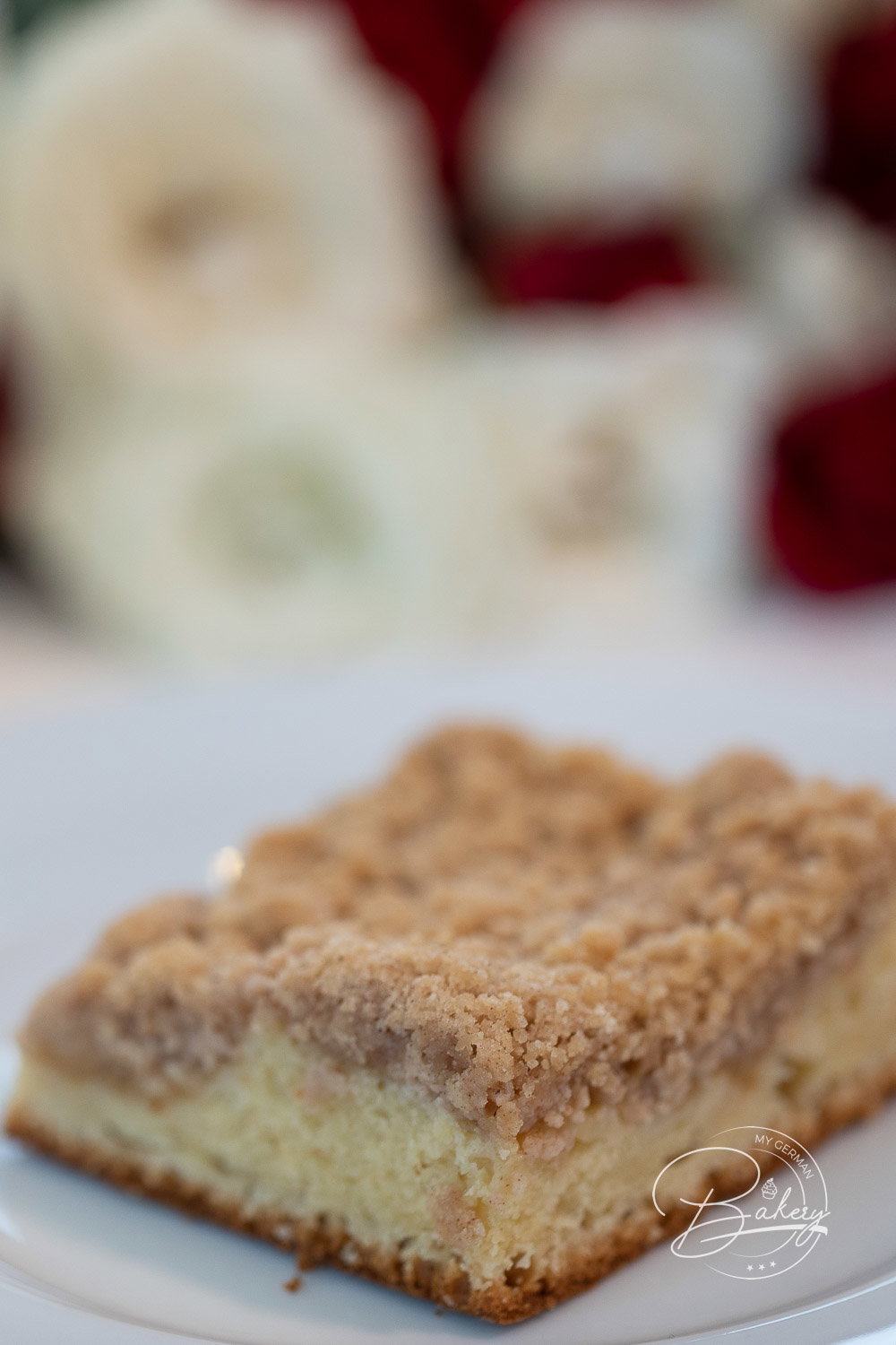 Yeast cake with apple - sheet cake recipe with crumble - recipe yeast cake with apple sauce - crumble cake baking - Easy recipe for yeast cake with apple sauce and crumble cake as apple cake recipe. Apple cake as a sheet cake and yeast cake recipe with cinnamon as a Christmas cake option.
