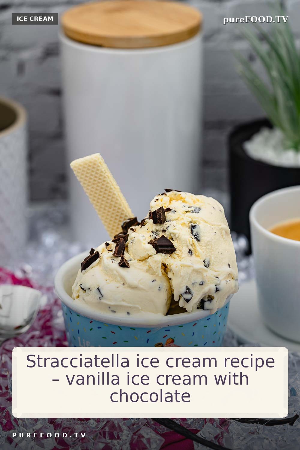 The best way to make delicious ice cream with chocolate chips is with our stracciatella ice cream recipe or vanilla ice cream with chocolate. Crunchy and creamy combined with delicious vanilla ice cream and chocolate chip ice cream. Dark chocolate chips in our creamy stracciatella ice cream recipe.